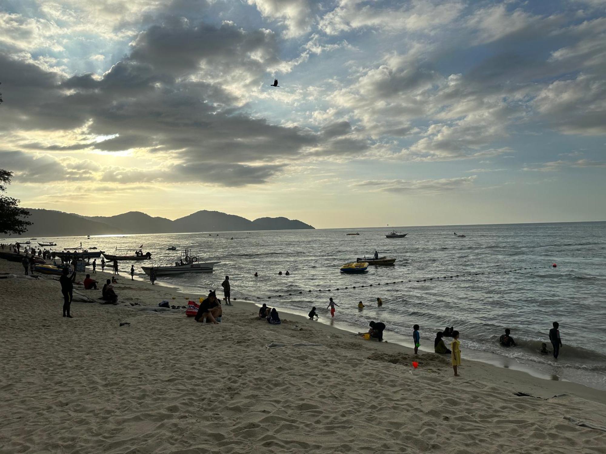 Beach Resort Home Stay Sri Sayang Apartment Batu Ferringhi 2Bedroom ภายนอก รูปภาพ